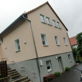 Ein Blick von Hof auf die Fassade. Über die Treppe kommt man zum Haupteingang.