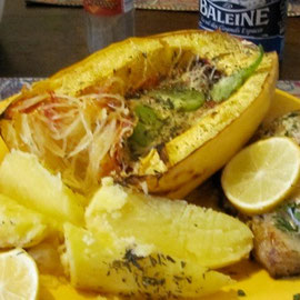 Courge nouille servie avec pommes de terre et poisson