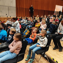 Alle Schüler sitzen auf ihren Theaterplätzen.