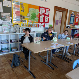 Die Schüler sitzen in der Schule vor ihrem Osternest