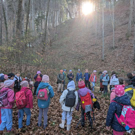 Alle Schüler stehen an der Stelle, an der die erste Vesperpause gemacht wurde