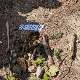 Das Waldmandala und das Lösungswort liegen auf dem Boden
