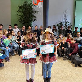 Die zwei Cowgirls aus der Löwenklasse halten ihre Urkunden in der Hand