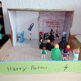 Gestalteter Schuhkarton zum Buch Harry Potter. Passende Playmobil Figuren stehen auf der rechten Seite.