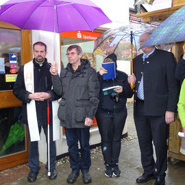 Linkd der Herr Pfarrer und rechts der stellvertretende Landrat.
