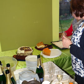 Kaffee und selbstgebackener Kuchen des Dorfladenteams.