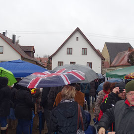 Unverzagt und standhaft geht es zu den Buden.
