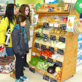 Die ersten Kunden am Obststand.