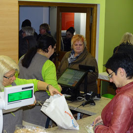 Bezahlt wird an der Kasse.