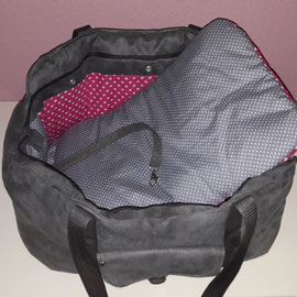 - aus Microvelour /Beumwolle & Fleece - atmungsaktiv /pflegeleicht /robust - bei 40'C in der Maschine zu waschen, mit Outdoorwaschmittel !!! - ein /ausknüpfbarem Fleeceeinsatz - Reißverschluss - Befestigungsband  - extra Einlegekissen  - weich gefüttert -