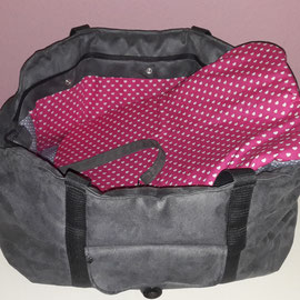 - aus Microvelour /Beumwolle & Fleece - atmungsaktiv /pflegeleicht /robust - bei 40'C in der Maschine zu waschen, mit Outdoorwaschmittel !!! - ein /ausknüpfbarem Fleeceeinsatz - Reißverschluss - Befestigungsband  - extra Einlegekissen  - weich gefüttert -