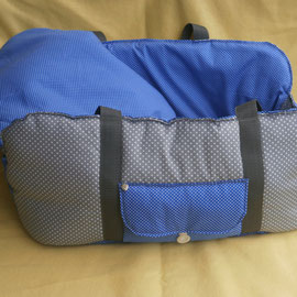 Tasche "Louis" istaus Baumwolle und  ausgestattet mit einem Sicherheitsgurt, einem extra Einlegekissen und einer kleinen Außentasche für Leckerli ;-) 
