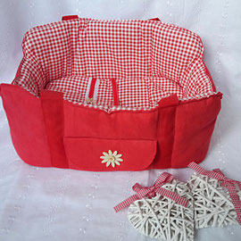 Tasche "Maria" ist aus Baumwolle und Velourstoff gefertigt und ausgestattet mit einem Sicherheitsgurt, einem extra Einlegekissen und einer kleinen Außentasche für Leckerli ;-) 