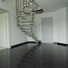 Edelstahltreppe mit Granitstufen