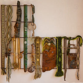 Froschkönig (2012), Wand- und Bodenobjekt mit Bandweberei (Finger-, Brettchenweberei, ostpreußisches Jostenband), Häkelei und Sprang; 76 x 78 cm