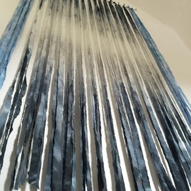 Arbeit von Beate Lambrecht: "Milan" (2016), ca. 250 x 150 cm; Baumwolle, gefärbt