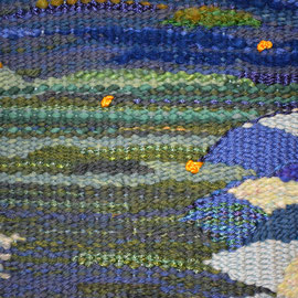 Arbeit von Birgit Rössler (Detail): "Glühwürmchen" (2015), 50 x 33 cm; Freie Gobelinweberei; Kette: merc. Baumwolle; Schuss: Wolle, Seide, Baumwolle und Viskose; Glühwürmchen: Seide (gedreht und gehäkelt)