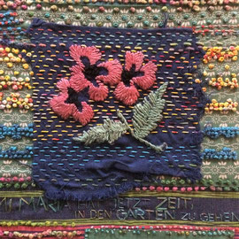 Arbeit von Nadja Hormisch: "Omi Maria hat jetzt Zeit, in den Garten zu gehen" (2016), 23 x 27 cm o.R.; Freie Handstickerei; Alte Blumen-Stickerei, alte Schürzenstoffe von Omi Maria; Baumwollgarne.