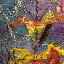 Arbeit von Gast-Ausstellerin Maria Michels aus Kerpen/Vulkaneifel (Detail): "Dämmerblume" (2014), 30 x 39 cm; Freie Handstickerei; Gefärbtes Leinen, Walk, Organza, Naturmaterialien, Folie, Stabperlen