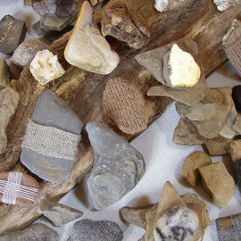 Detail aus SteinReich (2012), Raumobjekt mit Steinen (Steine von Denn, Ahr und den umliegenden Höhen, z.T. umstrickt, umhäkelt, umwebt, umfilzt, umnadelt (Nadelbindung), vergoldet), 150 x 98 x ca. 50 cm