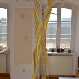 "Stroh zu Gold" (2012), Raumobjekt in Fingerwebtechnik, 43 x 110 cm
