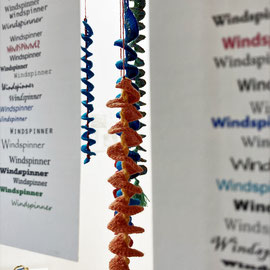Birgit Rössler, schwebende "Windspinner"; Merinowolle, Mohair und Seide; gehäkelt.
