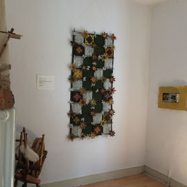 "Blüten im Märzenschnee" (2016), 60 x 135 cm, Wandobjekt in Web- und Häkeltechnik; Merinowolle, selbst gesponnen und pflanzengefärbt, Papiergarn, größtenteils selbstgesponnen Leinengarn, rostige Baustahlmatte.