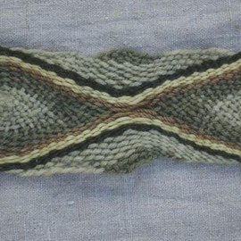 "Froschkönig", Band in Fingerweb-Technik, Rhombenmuster, 77 x 64 cm