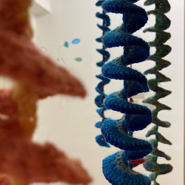 "Windspinner" (2024), schwebende Spiralen aus leichter Wolle, Seide und Mohair; Häkeltechnik.