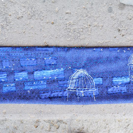 Beitrag von Nadja Hormisch zum Wandbehang "Vulkaneifel 2015" (freie Stickerei mit Wolle und Seide): Die Sternwarte Hoher List in Schalkenmehren.