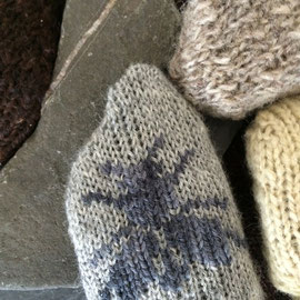 Arbeit von Barbara May (Detail): "SteinGarten" (2016), 1 m Durchmesser, Raumobjekt mit Steinen; Steine ummantelt in zahlreichen alten Techniken; handgesponnene Papiergarne, handgesponnene Naturwollen (Schafwolle, Alpaka, Mohair, u.v.a.), z.T. pflanzengefä