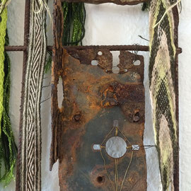 Detail von "Froschkönig (2012), 76 x 78 cm, Wandobjekt mit Bandweberei (Finger-, Brettchenweberei, ostpreußisches Jostenband), Häkelei und Sprang; Wolle, z.T. handgesponnen, z.T. pflanzengefärbt, Leinen, Lurex, Holz und Äste, verrostete Metallstücke, verr