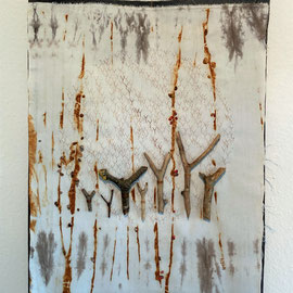 Nadja Hormisch, "Die Ypsilon-Zeichen"; Freie Stickerei auf Pflanzen- und Metallfärbung; Baumwolle, Seide, oxidierter Echtsilber-Faden, Materialien aus der Natur.