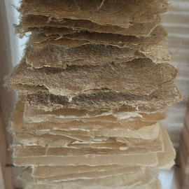Arbeit von Gast-Ausstellerin Annette Schiffmann aus Wittlich (Detail): "Farbverlauf II" (2005), 115 x 20 cm, Papier aus heimischen Pflanzen geschöpft, z.B. Gras, Brennessel, Stroh
