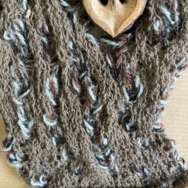 Gestricktes Detail des Wandobjektes "Weide" (2024): Baumhöhle mit Eule.