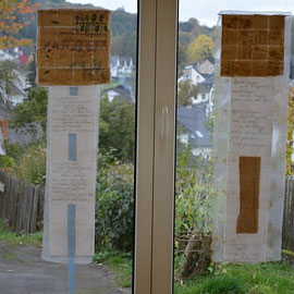 Zwei Arbeiten von Nadja Hormisch: links "My new BORO-Skin" (2015), 25 x 85 cm; rechts "Großer Wagen mit Flugrost" (2015), 26 x 86 cm; Fahnen aus verwobener Baumwolle und Seide; Handfärbung und Druck mit Rost, Walnuß und Schwarztee; freie Handstickerei mit