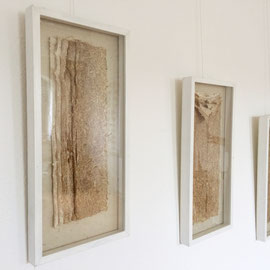 Arbeit von Annette Schiffmann: "Tryptichon" (2005), 3teilig, ca. 95 x 53 cm, jeder Rahmen 26 cm breit; Papier aus Spargelschalen geschöpft; durch Beigabe von Abaca (Papiermachergras oder Manilahanf) entstanden die verschiedenen Farbnuancen.