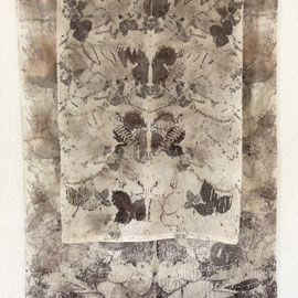 Beate Lambrecht, "Drees-Exkursion 2.0", Ecoprint auf Baumwolle, durchgeführt mit dem Wasser einer mineralstoffhaltigen Quelle in der Vulkaneifel.