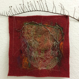 Arbeit von Gast-Ausstellerin Maria Michels aus Kerpen / Vulkaneifel: "Altweibersommer" (2014 ), 24 x 25 cm, Freie Handstickerei; Walk, Organza, Materialien aus der Natur
