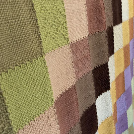 Barbara May, Wandbehang aus pflanzengefärbter Wolle, Pin-Loom-Webtechnik in unterschiedlicher Musterung.