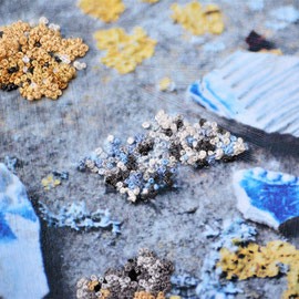 Nadja Hormisch: Detail aus "Nichts ist, wie es scheint", 13 x 103 cm, Seide, Leinen, Papier; freie Stickerei
