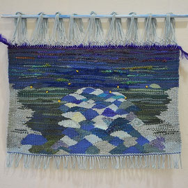 Glühwürmchen (2015), 50 x 33 cm, Freie Gobelinweberei; Kette: merc. Baumwolle; Schuss: Materialmix aus Wolle, Seide, Baumwolle und Viscose; Glühwürmchen: Seide (gedreht und gehäkelt) 