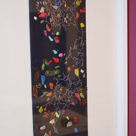 "Der Traumzerstäuber" (2022), 40 x 18 cm; Leinen, Seide, antike Metallperlen und Metallfäden; freie Stickerei
