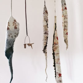 Beate Lambrecht, "Capsulae", gefilzt, Ecoprint