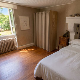 das Hauptschlafzimmer (zur Gartenseite)