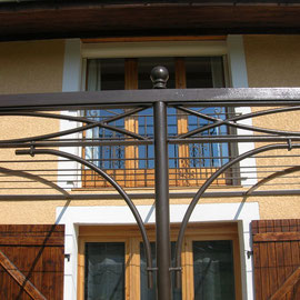 installation d'une pergola en fer forgé style élégante et chaleureuse