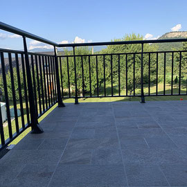 Avec son style traditionnel en barreaudage vertical, le garde-corps en aluminium est un élément de sécurité indispensable pour vos terrasses, balcons et pour vos escaliers. De plus, ils sont sur-mesure et répondent aux normes en vigueur. 