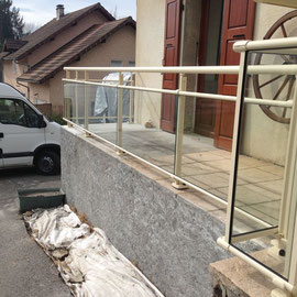 Décofer et alu vous propose une large gamme de garde-corps en aluminium conformes aux normes et pouvant être installée le long d'un escalier, directement sur votre terrasse ou sur votre balcon pour empêcher tous les risques de chutes. 