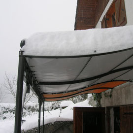 installer une pergola en fer forgé, vous permet de profiter de votre terrasse à l'abri du soleil