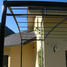 Pose d'une pergola en fer forgé
